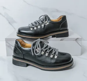 Herrenschuhe aus schwarzem Leder im britischen Stil mit gestreiften Schnürsenkeln