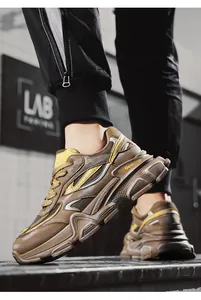Vista laterale dettagliata delle scarpe chunky dad marroni da uomo con accenti gialli vivaci