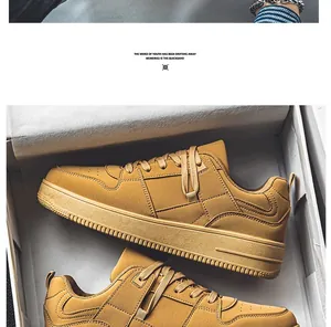Gedetailleerd overzicht van camelbruine suède retro sneakers in een witte schoenendoos