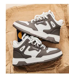Gros plan sur les baskets montantes marron et blanc avec doublure polaire
