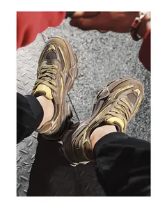 Primo piano dettagliato delle sneakers chunky da uomo in mesh marrone effetto invecchiato