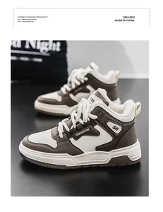 Vue détaillée des baskets montantes d'hiver pour hommes doublées de polaire marron et blanc.