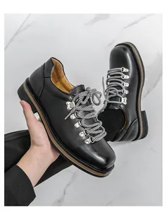 Detail von schwarzen Herren-Lederschuhen mit gestreiften Schnürsenkeln und Metallösen