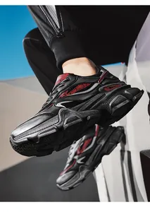 Vista macro di sneaker chunky nere e rosse da uomo con finitura effetto invecchiato.