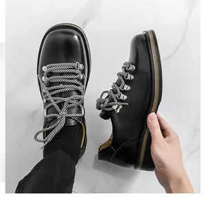 Detailansicht schwarzer Lederschuhe im britischen Stil mit gestreiften Schnürsenkeln
