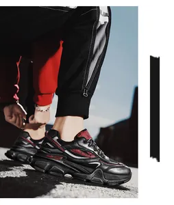 Vista laterale di sneakers chunky in mesh nere e rosse con finitura usurata sui piedi