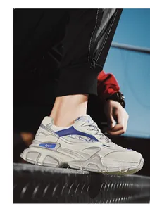 Primo piano di una sneaker da uomo in rete traspirante con stile retrò invecchiato