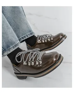 Detailansicht brauner Oxford-Schuhe für Herren mit gestreiften Schnürsenkeln und Gummisohle.