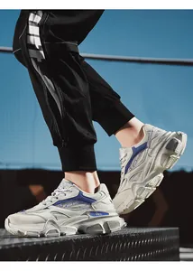 Vista dettagliata delle sneaker chunky traspiranti da uomo con eleganti accenti blu