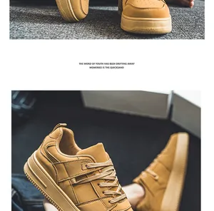 Detailopname van de suède textuur en stiksels van de tan retro werkschoenen.