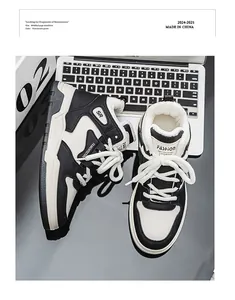 Détail des baskets montantes noires et blanches avec doublure polaire chaude sur PC
