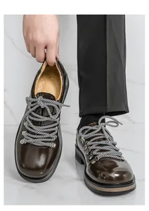 Detailansicht brauner Herren-Lederschuhe im britischen Stil mit gestreiften Schnürsenkeln