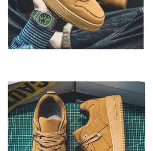 Gedetailleerd zijaanzicht van de kaki suède sneakers met retro stikselontwerp.