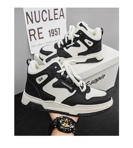 Gros plan de baskets montantes d'hiver pour hommes, design noir et blanc et doublure polaire.