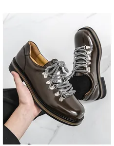 Details brauner glänzender Big-Head Lederschuhe mit gestreiften Schnürsenkeln