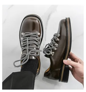 Detailansicht brauner glänzender Freizeit-Halbschuhe im britischen Stil mit gestreiften Schnüren