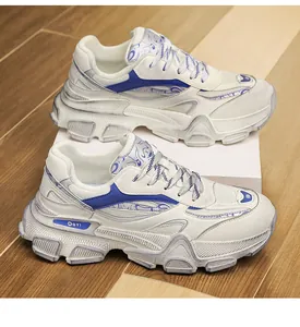 Vista dettagliata delle scarpe dad in mesh traspirante bianco con accenti blu moda
