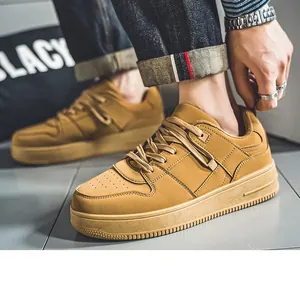 Detailweergave van de gele suède textuur en de dikke zool van de herensneakers voor mannen