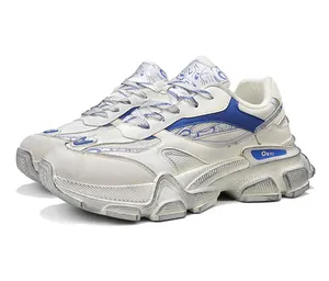 Vista laterale di sneakers chunky invecchiate con accenti blu e design traspirante