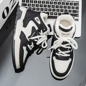 Baskets montantes stylées noir et blanc pour hommes avec doublure polaire chaude pour l'hiver.