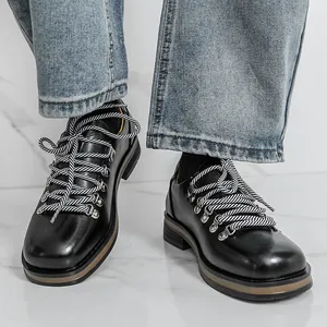 Stilvolle Herrenschuhe im britischen Stil, klobiges schwarzes Leder mit Schnürsenkeln.