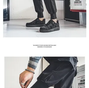 Detailweergave van de zwarte suède herensneakers met een streetwear-werkbroek