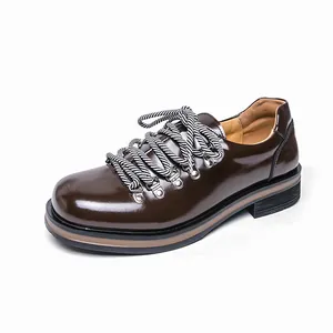 Herren-Freizeitschuhe aus braunem Lackleder im britischen Stil mit gestreiften Schnürsenkeln