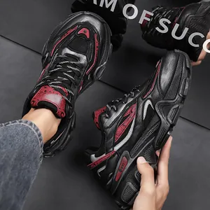Sneakers chunky traspiranti da uomo in nero e rosso con spessa suola vintage invecchiata