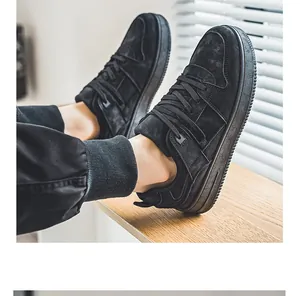 Close-up van zwarte suède heren sneakers met een ademend retro-ontwerp direct aan de voet