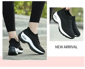 Gros plan détaillé de baskets noires en flyknit respirantes avec coussin d'air et semelles