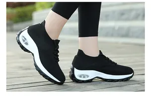 Vue de profil de baskets flyknit noires respirantes avec semelle à coussin d'air