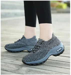 Vue détaillée des baskets en maille grise respirante pour femme avec coussin