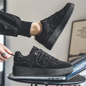 Comfortabele zwarte suède platform sneakers voor heren in retro workwear-stijl voor alle seizoenen.