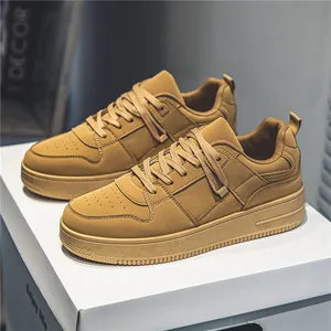 Stijlvolle herensneakers van mosterdgeel suède met een ademend retro boardshoe-ontwerp