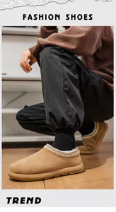 Vue détaillée de mocassins en daim pour hommes avec motif ethnique et doublure pelucheuse