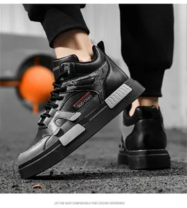 Vista laterale dettagliata di eleganti sneaker da uomo alte con suola spessa in nero e grigio