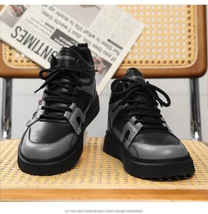 Vista dettagliata delle scarpe casual da uomo con suola spessa in nero e grigio