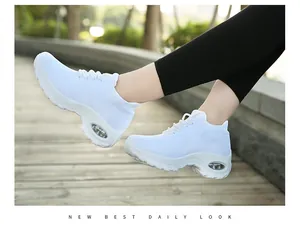 Gros plan de baskets chaussettes blanches élégantes à coussin d'air pour femmes.
