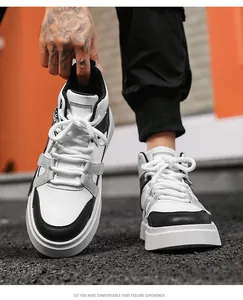 Primo piano di sneaker da uomo bianche e nere con suole spesse a piattaforma