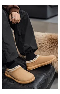 Gros plan sur des chaussures d'hiver en daim pour hommes avec col tissé ethnique