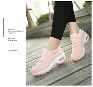 Baskets roses en maille flyknit avec coussin d'air pour femme montrées en extérieur