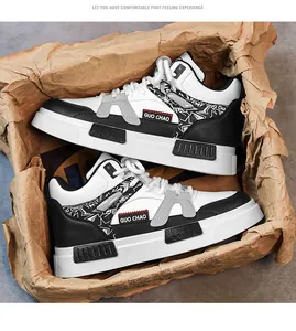 Dettaglio di sneaker maschili platform bianche e nere in un sacchetto di carta marrone