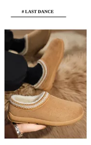 Gros plan de chaussures d'hiver en daim avec doublure polaire et broderie ethnique.
