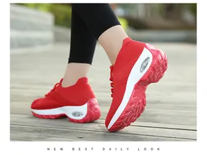 Gros plan de baskets à bascule rouges à coussin d'air en maille fly-knit pour le quotidien.