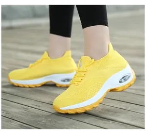 Vue détaillée des baskets en flyknit jaune pour femmes avec semelle à coussin d'air