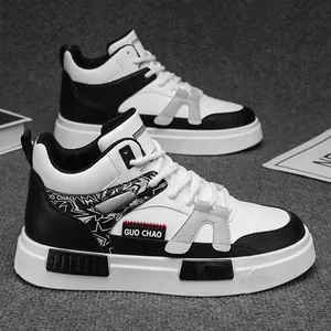Sneakers da uomo platform in bianco e nero con design della suola rialzata alla moda