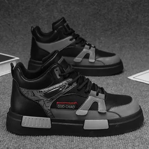 Eleganti sneakers alte con plateau nere e grigie da uomo fotografate in uno studio
