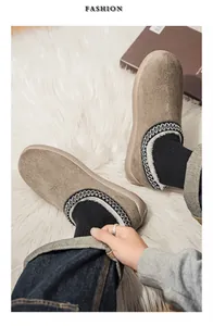 Gros plan de chaussures d'hiver chaudes en daim pour hommes avec broderie ethnique.