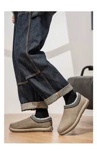Vue détaillée de chaussures en daim pour hommes avec motifs ethniques et doublure polaire chaude