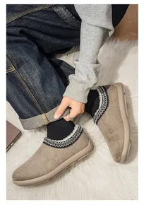 Gros plan de mocassins d'hiver en daim pour hommes avec motif ethnique sur tapis.